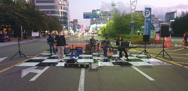 울산의 한 동호회 거리 공연 모습(사진=울산 크레이지)